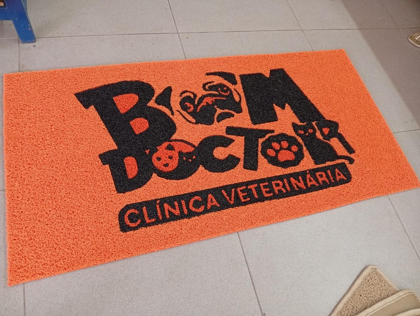 Tapete Bom Doctor Clínica Veterinária laranja